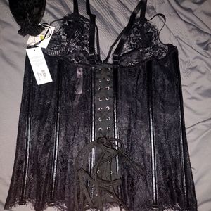 Black lace and velvet bustier